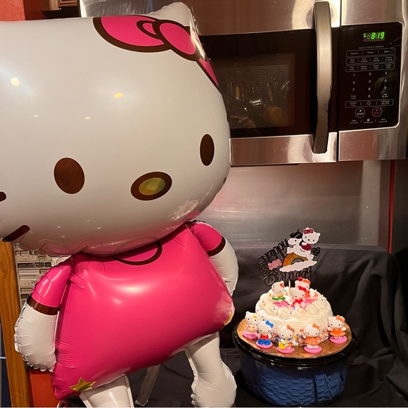 Hello Kitty Cake Topper and Inflatable Balloon - Picture 4 of 7